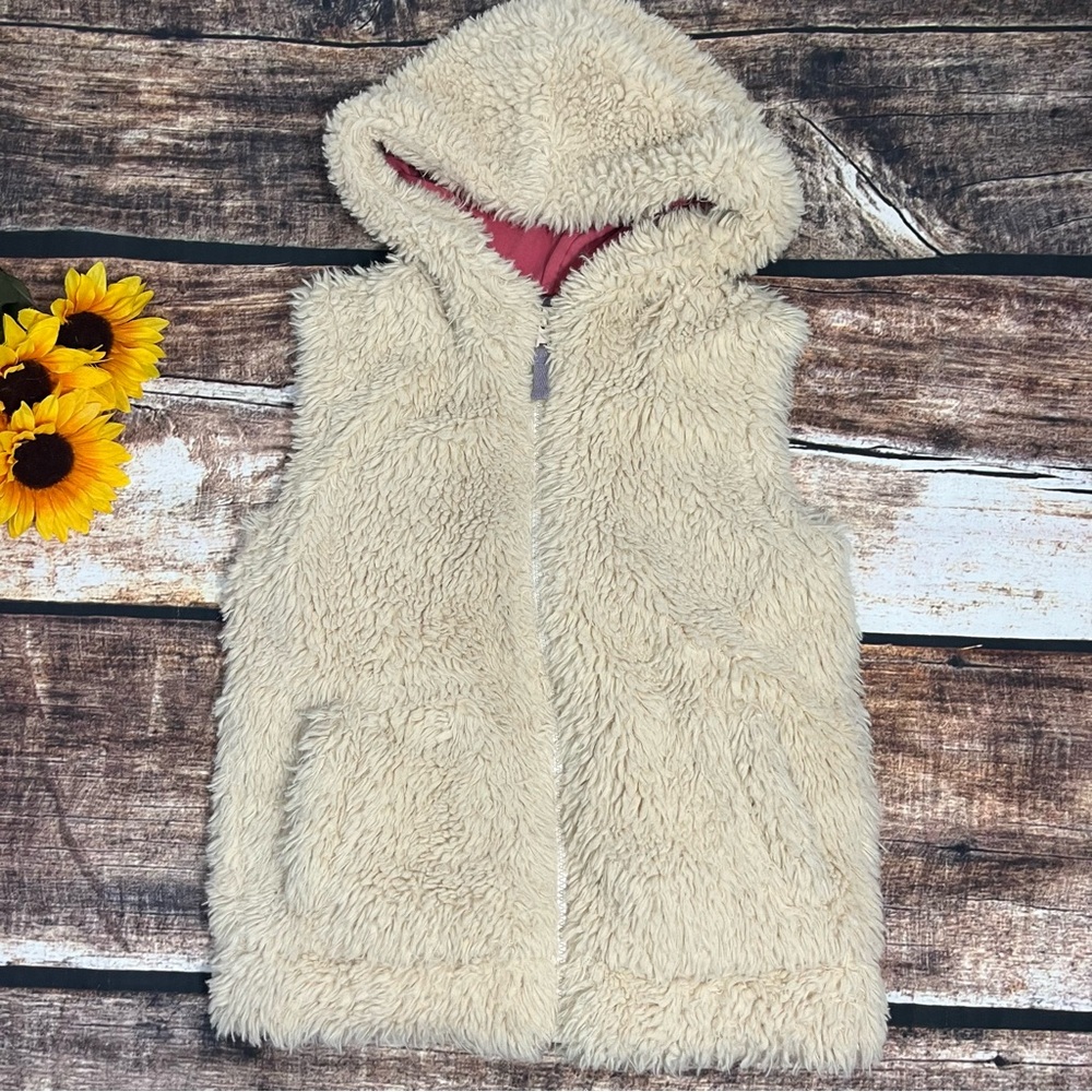 Girls Fuzzy Vest by Mini Boden is in excellent condition. Size 6 - 7